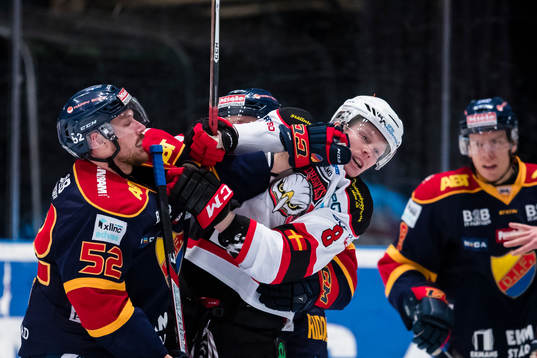 Gruff mellan Djurgårdens Mikael Ahlén och Malmö Redhawks