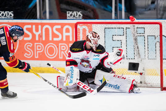 Malmö Redhawks målvakt Oscar Alsenfelt med en räddning