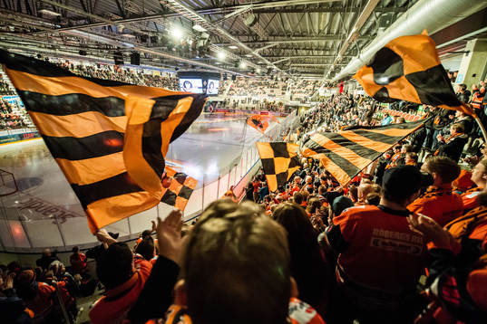 Karlskrona supportrar innan ishockeymatchen i SHL mellan