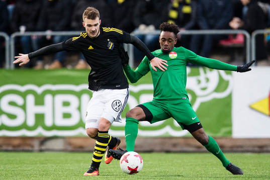 s Stipe Vrdoljak i kamp om bollen med Dalkurds Heradi