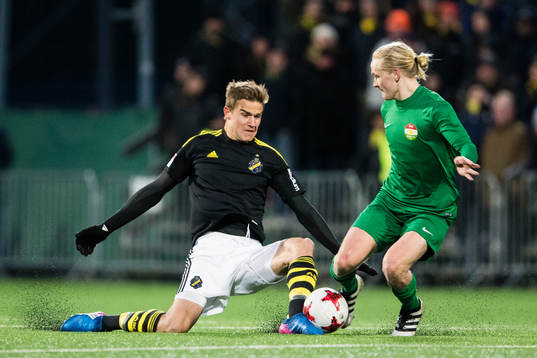 s Eero Markkanen i kamp om bollen med Dalkurds Henrik Löfkvist under fotbollsmatchen i Svenska Cupen mellan AIK och Dalkurd den 5 mars 2017 i Stockholm. 