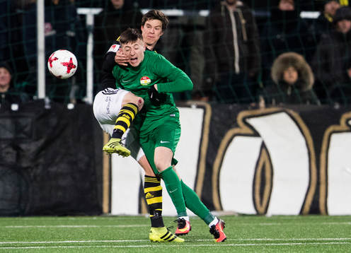 s Sauli Väisänen i kamp om bollen med Dalkurds Leonard Pllana under fotbollsmatchen i Svenska Cupen mellan AIK och Dalkurd den 5 mars 2017 i Stockholm. 