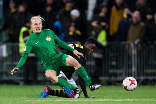 s Daniel Mushitu Mwinkeu i kamp om bollen med Dalkurds Henrik Löfkvist under fotbollsmatchen i Svenska Cupen mellan AIK och Dalkurd den 5 mars 2017 i Stockholm. 