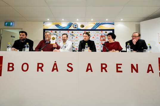 Vedad Aganovic, Framtid Tillsammans IF Elfsborg, Lars-Åke Johansson, ordförande Arbetslivsnämnden Borås stad, Per Carlsson, ordförande Grundskolenämnden Borås stad, Stefan Andreasson, klubbchef IF Elfsborg, Ida Legnemark, ordförande Fritids– och folkhälsoförvaltningen Borås stad, och Jan Ryrlén, verksamhetsansvarig Vi Tillsammans IF Elfsborg