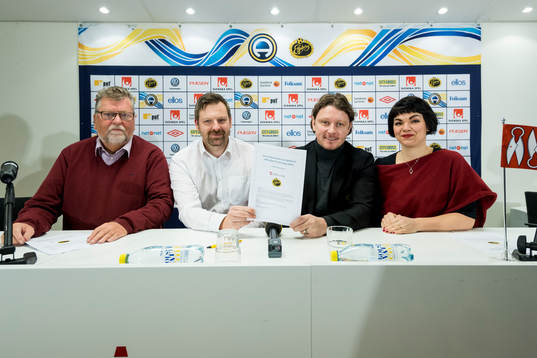Lars-Åke Johansson, ordförande Arbetslivsnämnden Borås stad, Per Carlsson, ordförande Grundskolenämnden Borås stad, Stefan Andreasson, klubbchef IF Elfsborg och Ida Legnemark, ordförande Fritids– och folkhälsoförvaltningen Borås stad håller upp IOP dokumentet som man undertecknade
