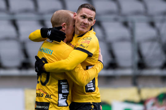 Elfsborgs Jon Jönsson kramas om av Simon Lundevall efter att gjut 2-0