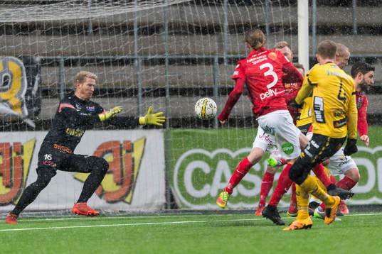 Elfsborgs Anders Randrup (rygg mot kameran) gör mål bakom Falkenbergs målvakt Hampus Nilsson