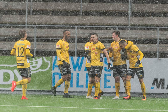 Elfsborgs Arjan Kabashi (h) jublar efter mål