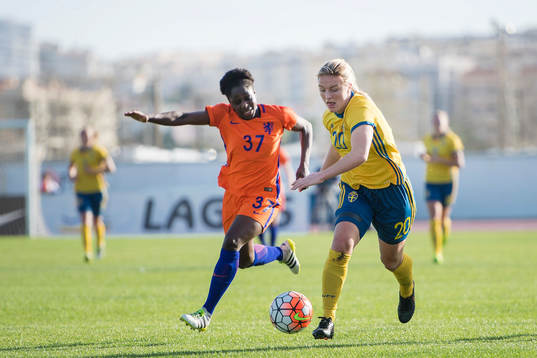 Hollands Liza van der Most och Sveriges Mimmi Larsson