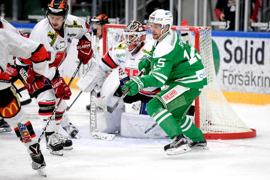 Rögles Simon Ryfors oroar framför Örebros målvakt