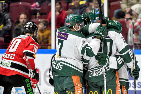 Färjestads Milan Gulas jublar med lagkamrater