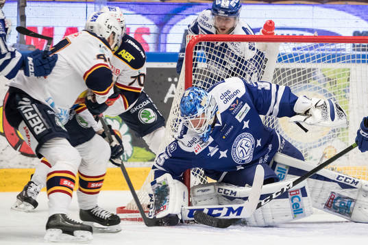 Leksands målvakt Atte Engren räddar chans från