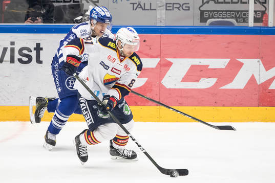 Leksands Eric Castonguay jagar bakom Djurgårdens Calle