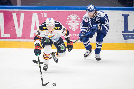 Leksands Alexander Ytterell bakom Djurgårdens Patrik Lundh