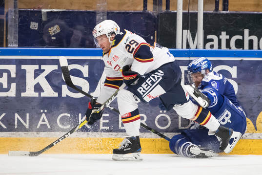 Leksands Mattias Ritola faller bakom Djurgårdens Matt