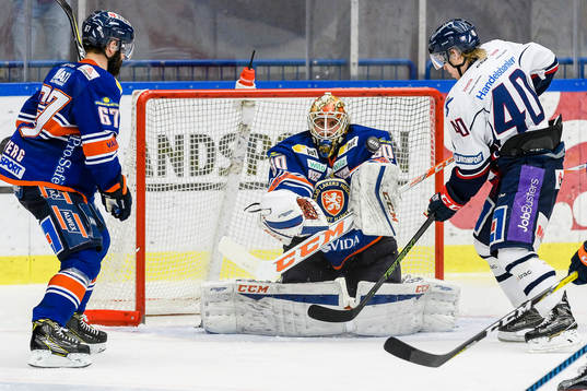 Växjös målvakt Joacim Eriksson stöter undan en puck