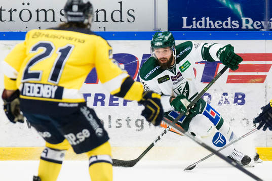 Färjestads Milan Gulas med pucken