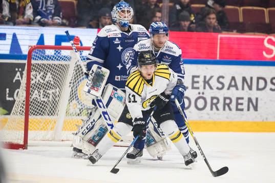 Brynäs Juuso Ikonen och Leksands Benjamin Youds framför
