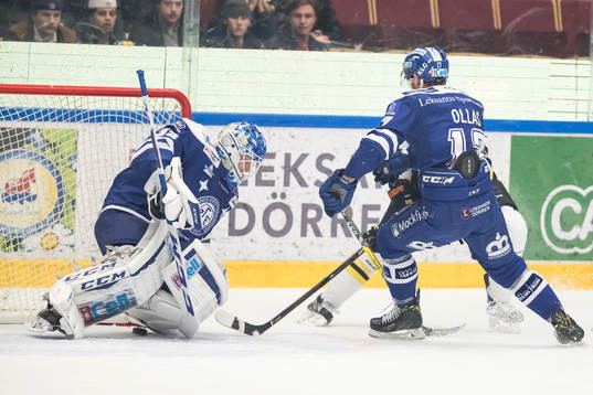 Brynäs Daniel Paille gör 0-2 bakom Leksands målvakt Atte
