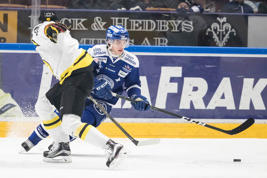 Leksands Oskar Lang och Brynäs Jesper Jensen i kamp om