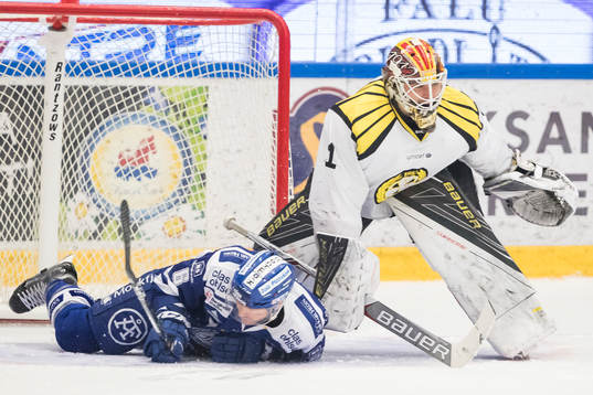 Leksands Joseph Piskula faller framför Brynäs målvakt