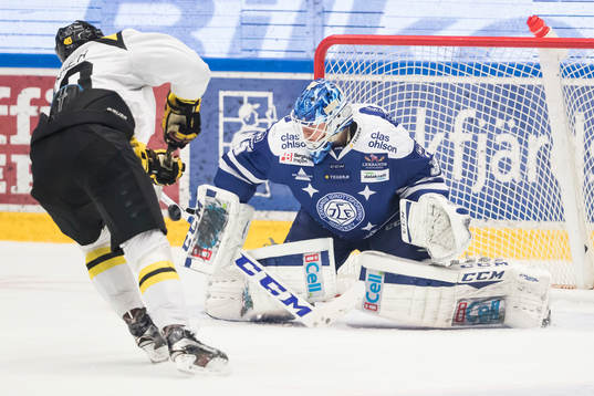 chans för Brynäs Jesper Jensen  Leksands målvakt Atte