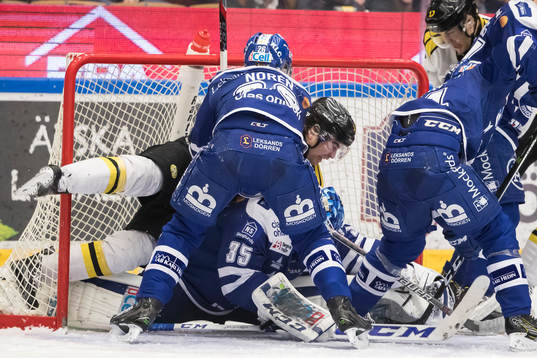 Leksands Martin Grönberg tacklar inBrynäs Ponthus