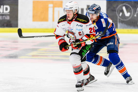 Malmö Redhawks Erik Forssell jagas av Växjös Emil