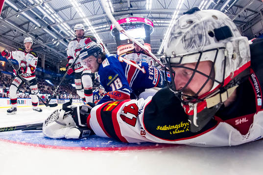 Malmö Redhawks målvakt Cristopher Nihlstorp har pucken i