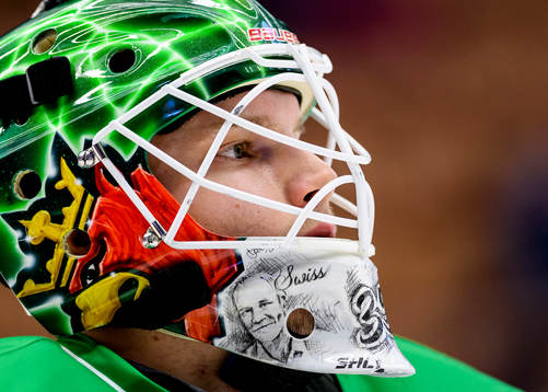 Rögles målvakt Oscar Dansk på uppvärmningen