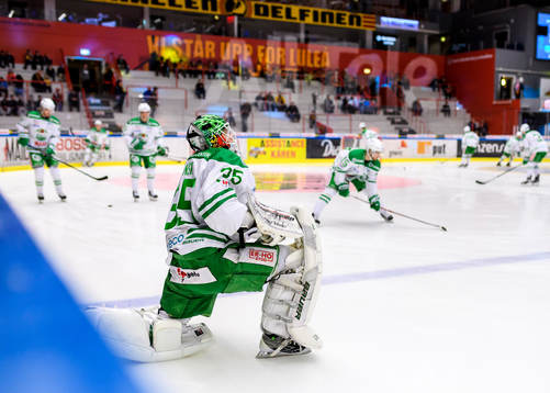 Rögles målvakt Oscar Dansk på uppvärmningen