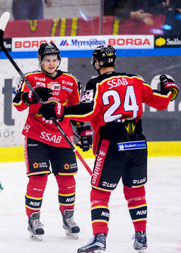 Luleås Julius Junttila (v) jublar