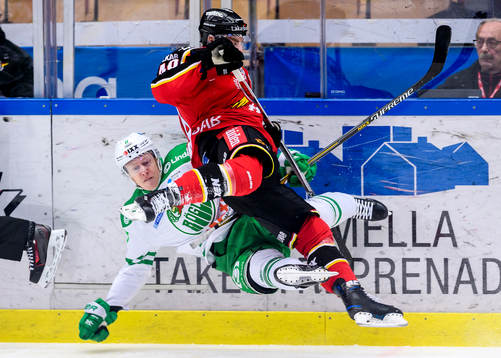 Luleås Kael Mouillierat tacklar Rögles Jesper Williamsson