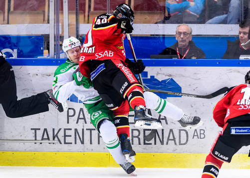 Luleås Kael Mouillierat tacklar Rögles Jesper Williamsson