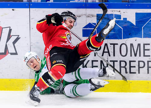 Luleås Kael Mouillierat tacklar Rögles Jesper Williamsson