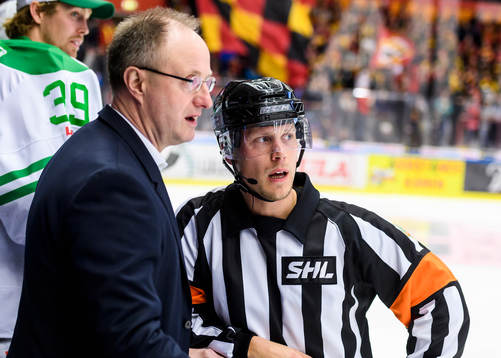 Rögles tränare Anders Eldebrink pratar med Domare Andreas