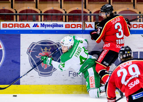 Luleås Daine Todd tacklar Rögles Matt Fraser