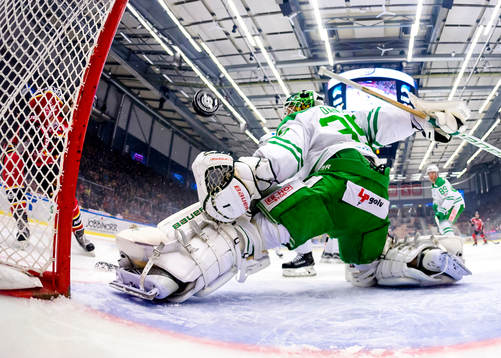 Luleås Julius Junttila gör 1-0 bakom Rögles målvakt