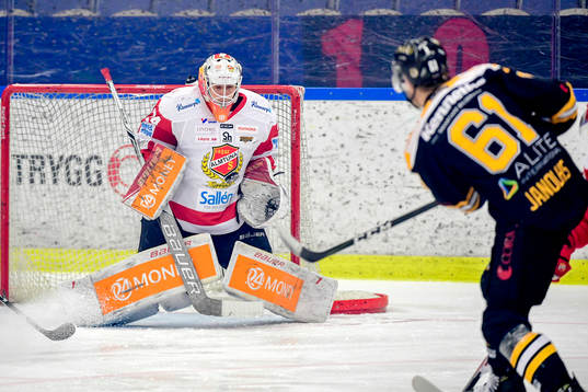 Panterns Martin Janolhs och Almtunas målvakt Jonas