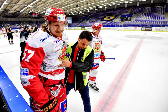 Almtunas Marcus Oskarsson får hjälp av isen