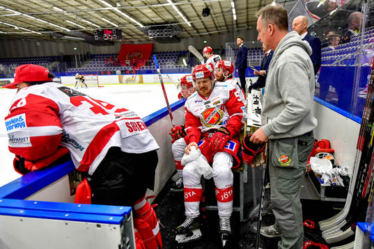 Almtunas Marcus Oskarsson grinar illa