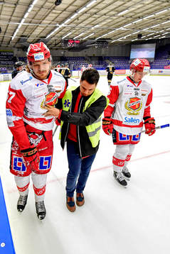 Almtunas Marcus Oskarsson får hjälp av isen