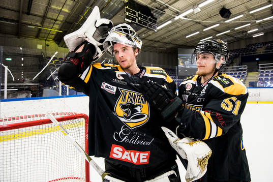 Panterns målvakt Tex Williamsson och Victor Björkung