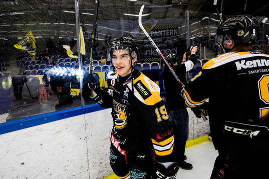 Panterns Lukas Haudum jublar