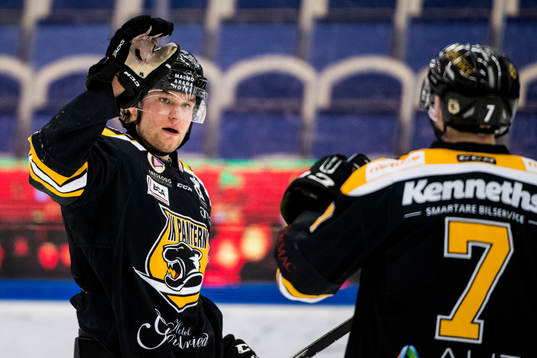 Panterns Robin Dahse jublar med Filip Windlert