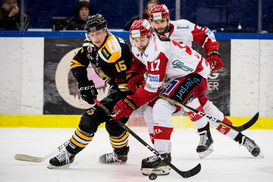 Panterns Alex Wemmenborn i kampa med Almtunas Per Svensson