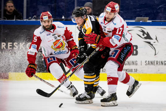 Panterns Alex Wemmenborn i kampa med Almtunas Per Svensson