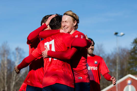 Örgrytes William Atashkadeh jublar och omfamnas efter 1-0