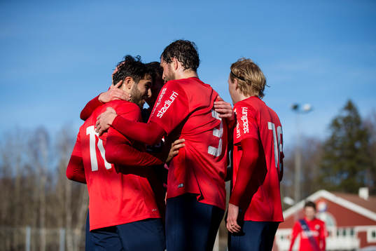 Örgrytes William Atashkadeh jublar och omfamnas efter 1-0