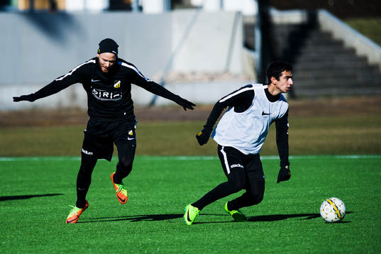 Häckens Alexander Farnerud och Daleho Irandust  i kamp om